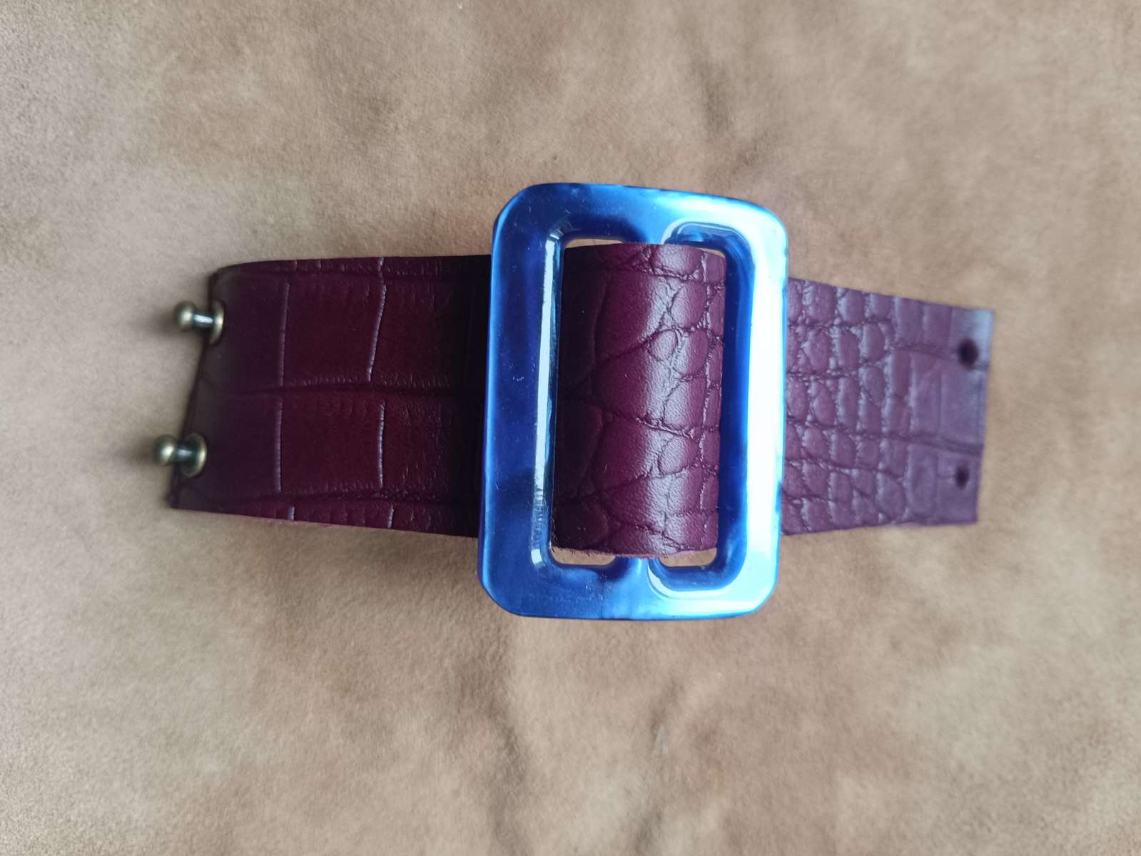 manchette cuir, bracelet cuir large, boucle vintage, bijou artisanal, cuir recyclé, création française, Dordogne