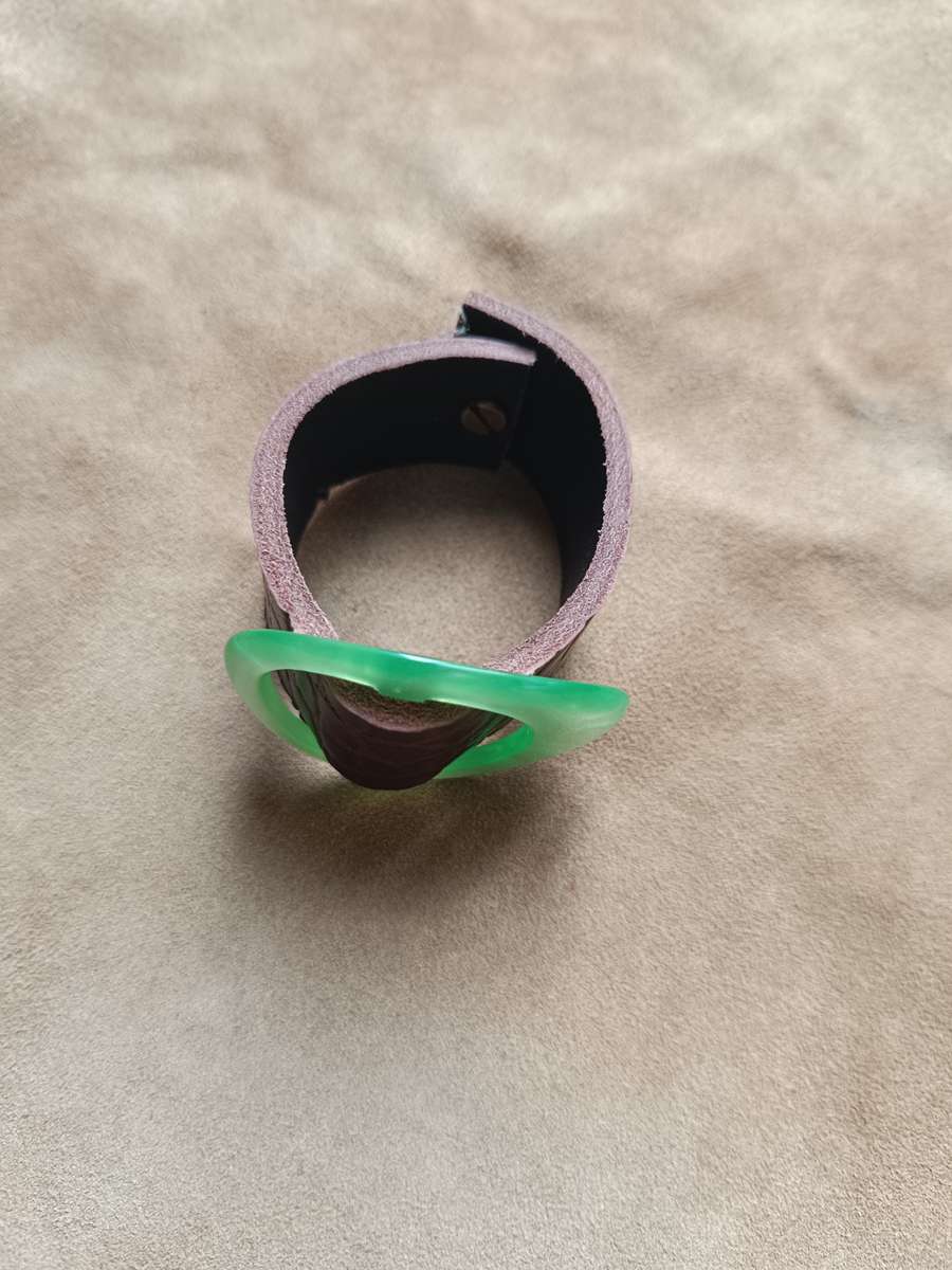 manchette cuir, bracelet cuir artisanal, boucle vintage, cuir recyclé, bijou fait main, création française, Dordogne manchette cuir, bracelet cuir artisanal, boucle vintage, cuir recyclé, bijou fait main, création française, Dordogne