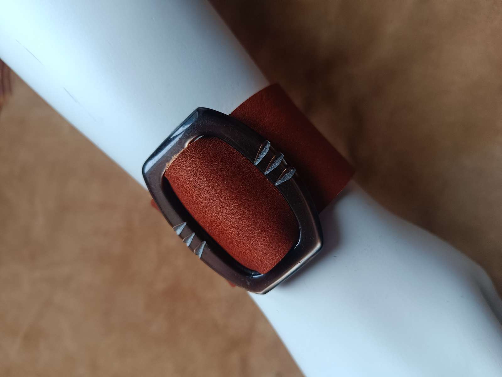 manchette cuir, bracelet cuir naturel, boucle vintage métal, bijou artisanal, cuir recyclé, création française, Dordogne