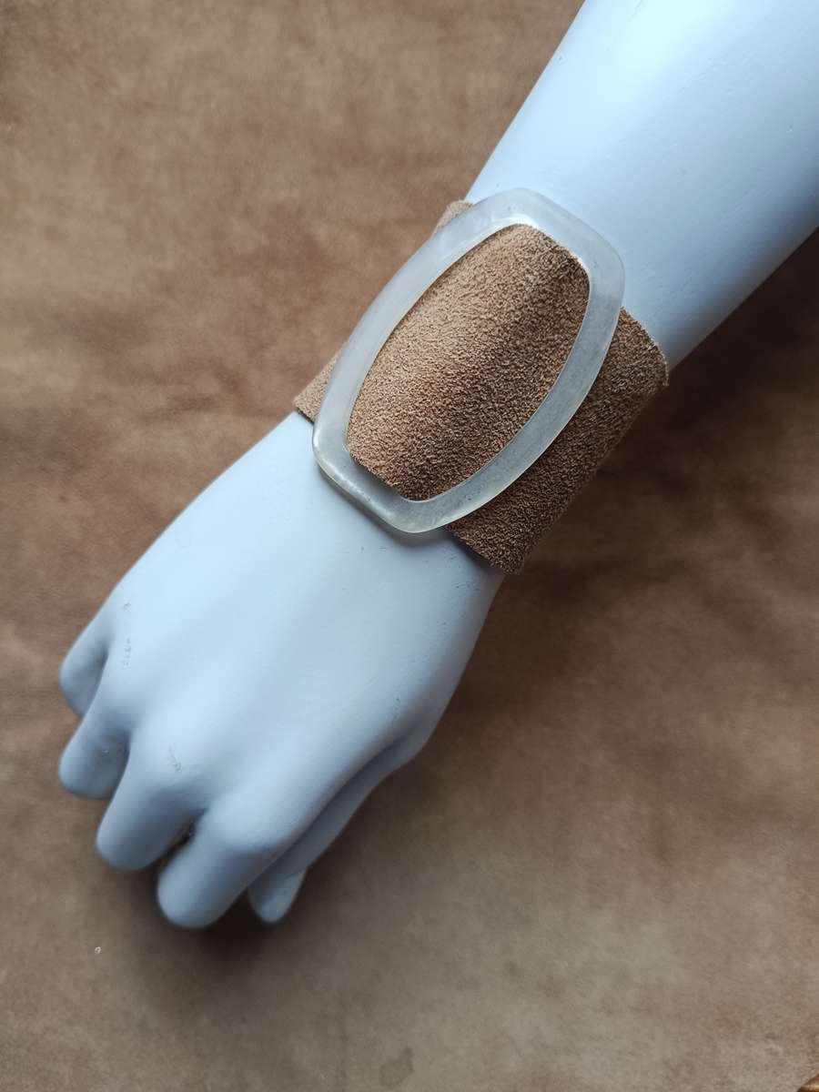 Manchette cuir daim naturel – Boucle vintage Manchette cuir daim naturel – Boucle vintage