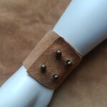 Manchette cuir daim naturel – Boucle vintage