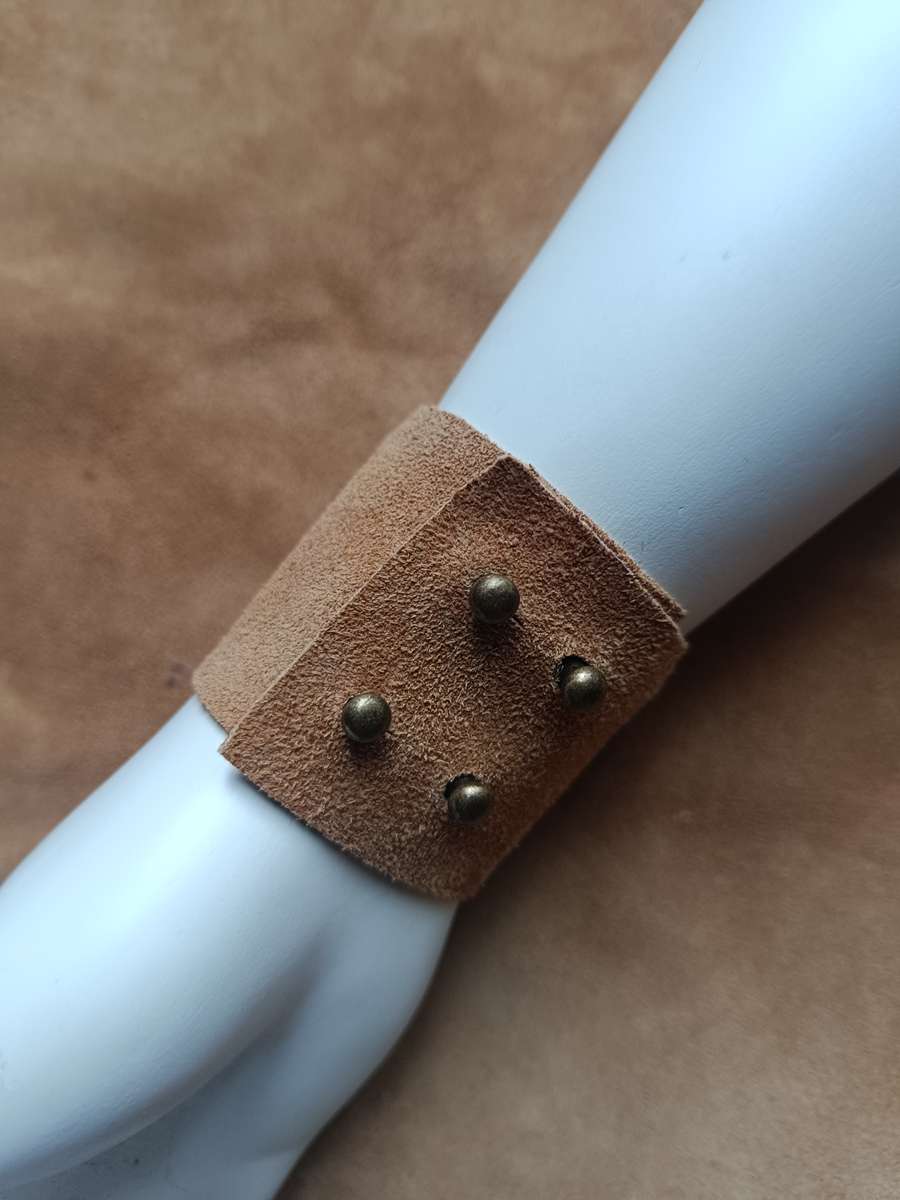 Manchette cuir daim naturel – Boucle vintage Manchette cuir daim naturel – Boucle vintage