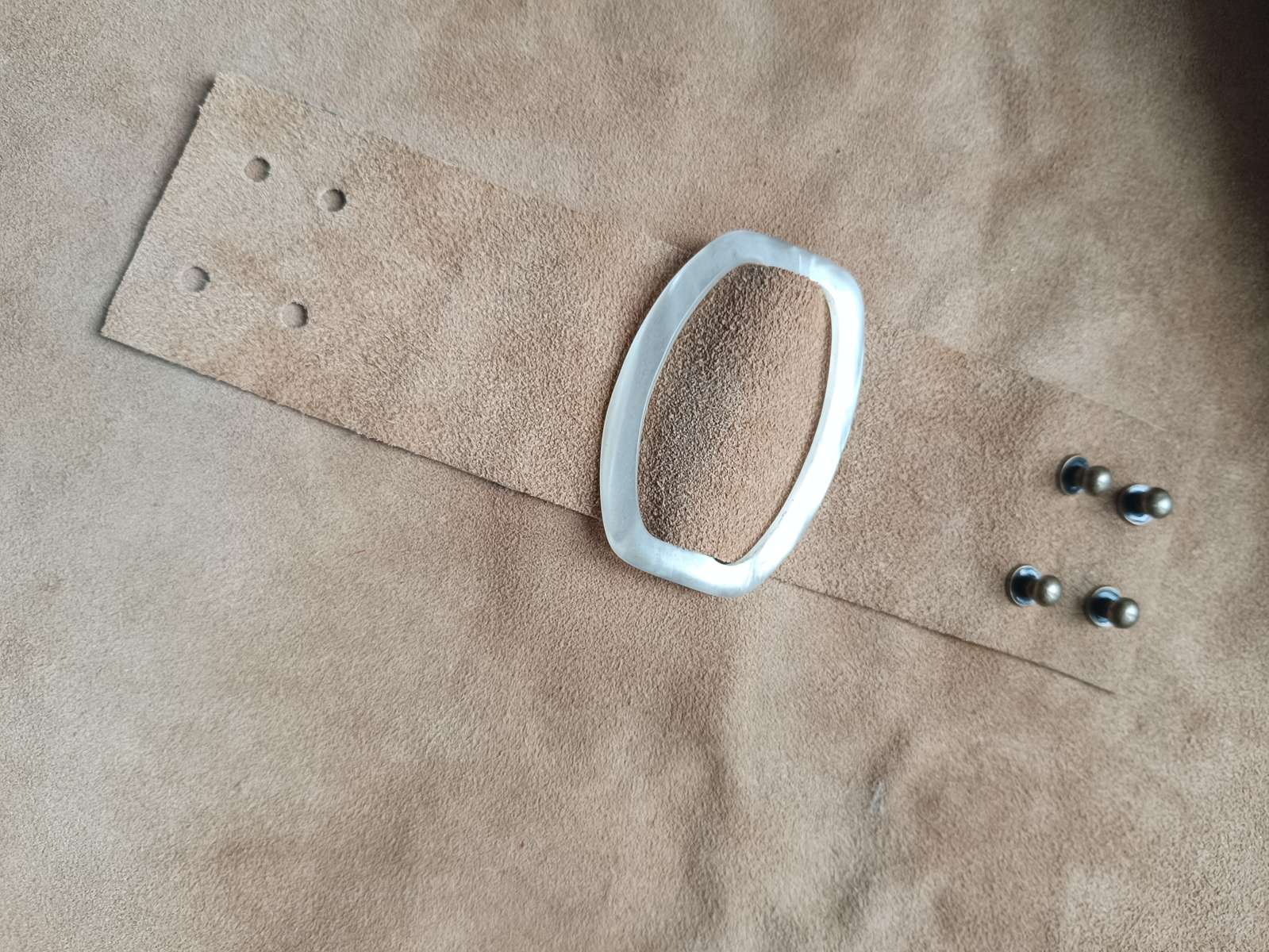 Manchette cuir daim naturel – Boucle vintage Manchette cuir daim naturel – Boucle vintage