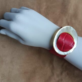 manchette cuir, bracelet cuir rouge, boucle vintage, bijou artisanal, cuir recyclé, création française, Dordogne