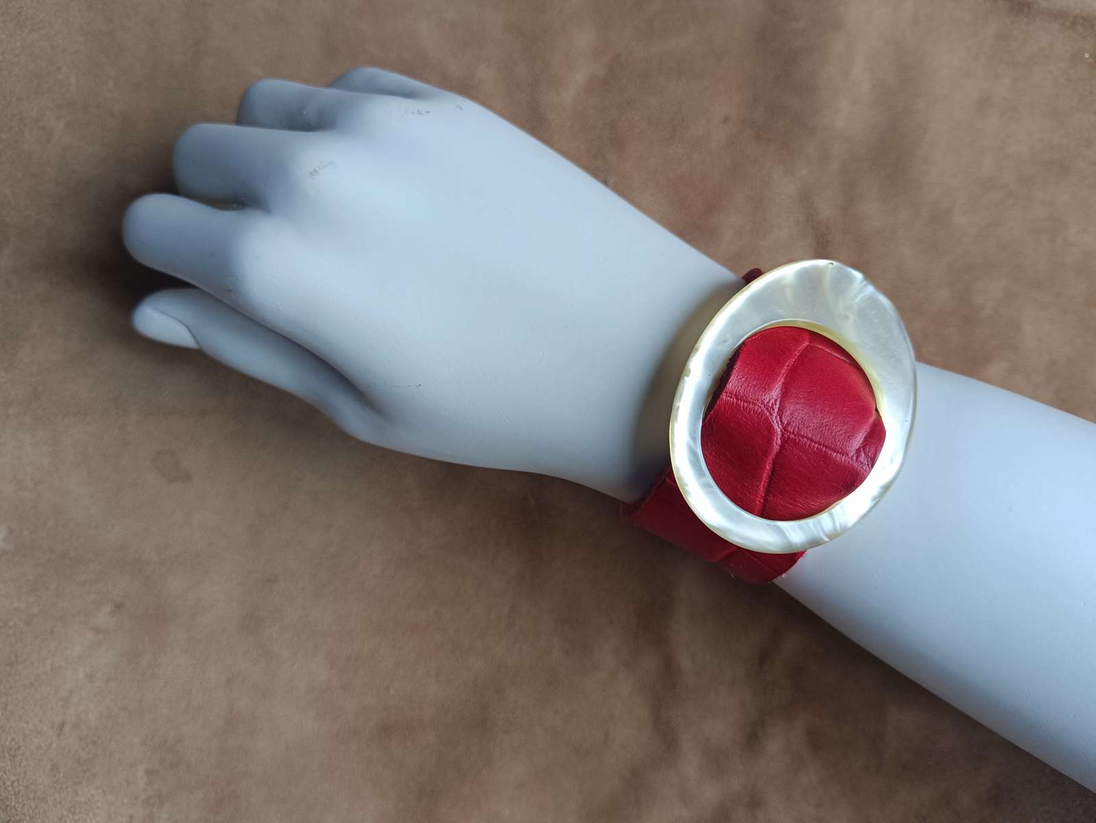 manchette cuir, bracelet cuir rouge, boucle vintage, bijou artisanal, cuir recyclé, création française, Dordogne