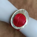 manchette cuir, bracelet cuir rouge, boucle vintage, bijou artisanal, cuir recyclé, création française, Dordogne