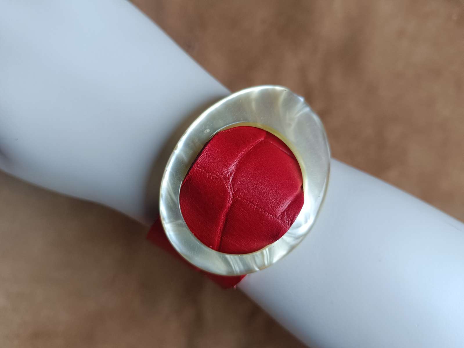 manchette cuir, bracelet cuir rouge, boucle vintage, bijou artisanal, cuir recyclé, création française, Dordogne