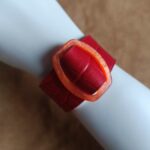 manchette cuir, bracelet cuir rouge, boucle orange, bijou artisanal, cuir recyclé, création française, Dordogne