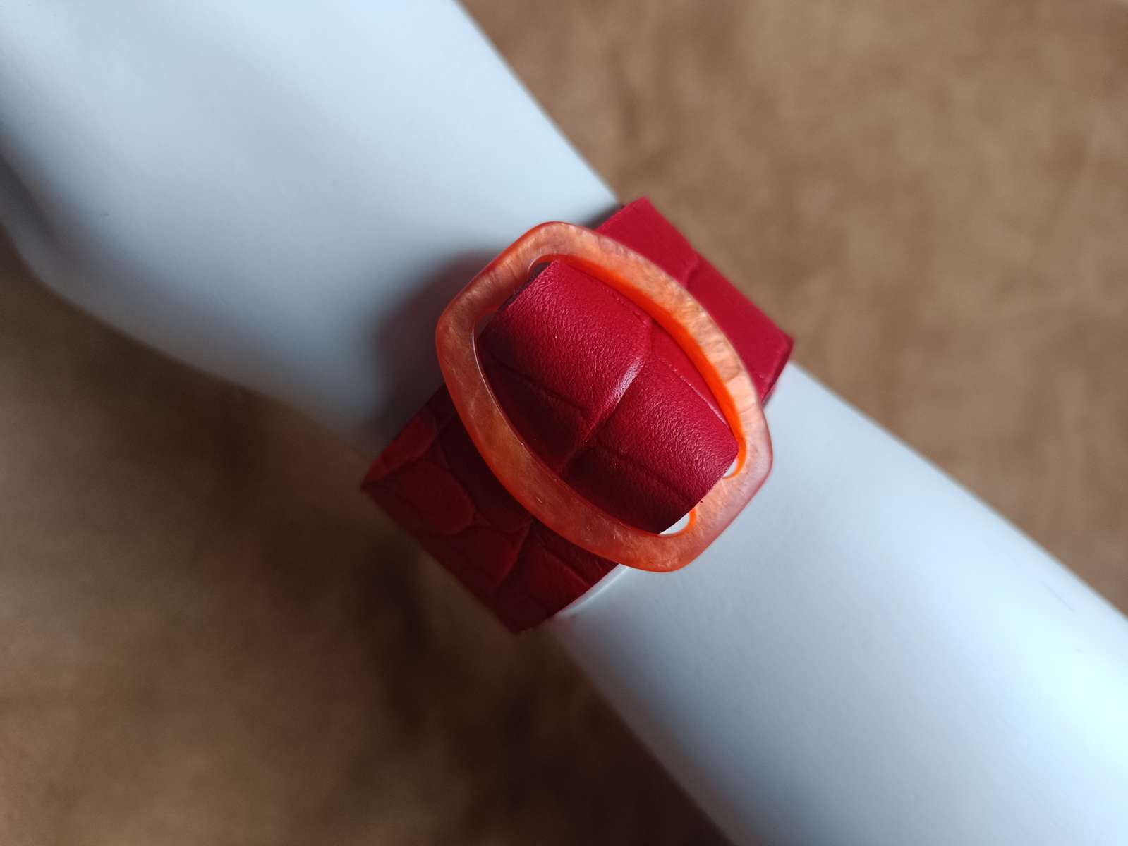manchette cuir, bracelet cuir rouge, boucle orange, bijou artisanal, cuir recyclé, création française, Dordogne