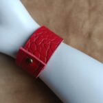 manchette cuir, bracelet cuir rouge, boucle orange, bijou artisanal, cuir recyclé, création française, Dordogne