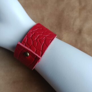 manchette cuir, bracelet cuir rouge, boucle orange, bijou artisanal, cuir recyclé, création française, Dordogne
