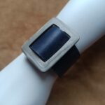 manchette cuir noir, bracelet cuir artisanal, boucle vintage grise, cuir recyclé, bijou fait main, création française, Dordogne