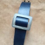 manchette cuir noir, bracelet cuir artisanal, boucle vintage grise, cuir recyclé, bijou fait main, création française, Dordogne