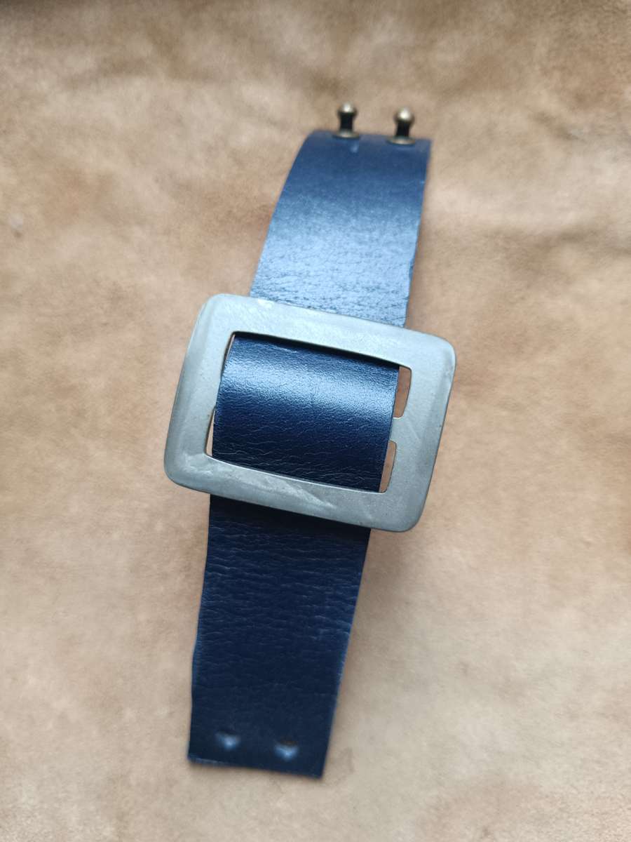 manchette cuir noir, bracelet cuir artisanal, boucle vintage grise, cuir recyclé, bijou fait main, création française, Dordogne