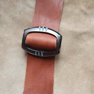 manchette cuir, bracelet cuir naturel, boucle vintage métal, bijou artisanal, cuir recyclé, création française, Dordogne