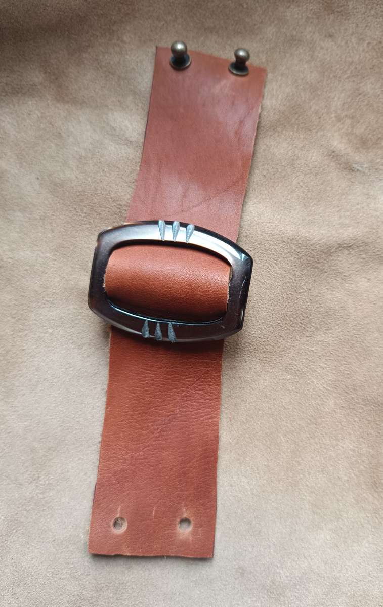 manchette cuir, bracelet cuir naturel, boucle vintage métal, bijou artisanal, cuir recyclé, création française, Dordogne