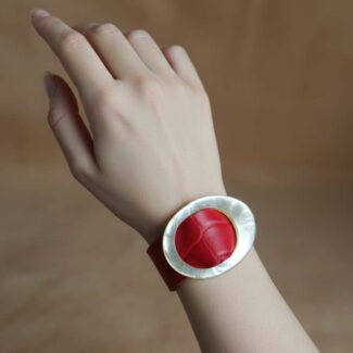 manchette cuir, bracelet cuir rouge, boucle vintage, bijou artisanal, cuir recyclé, création française, Dordogne