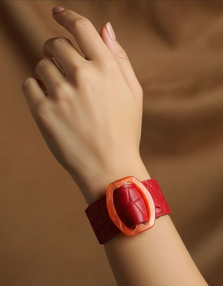 manchette cuir, bracelet cuir rouge, boucle orange, bijou artisanal, cuir recyclé, création française, Dordogne