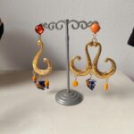 Boucles d’oreilles longues asymétriques – Création upcyclée