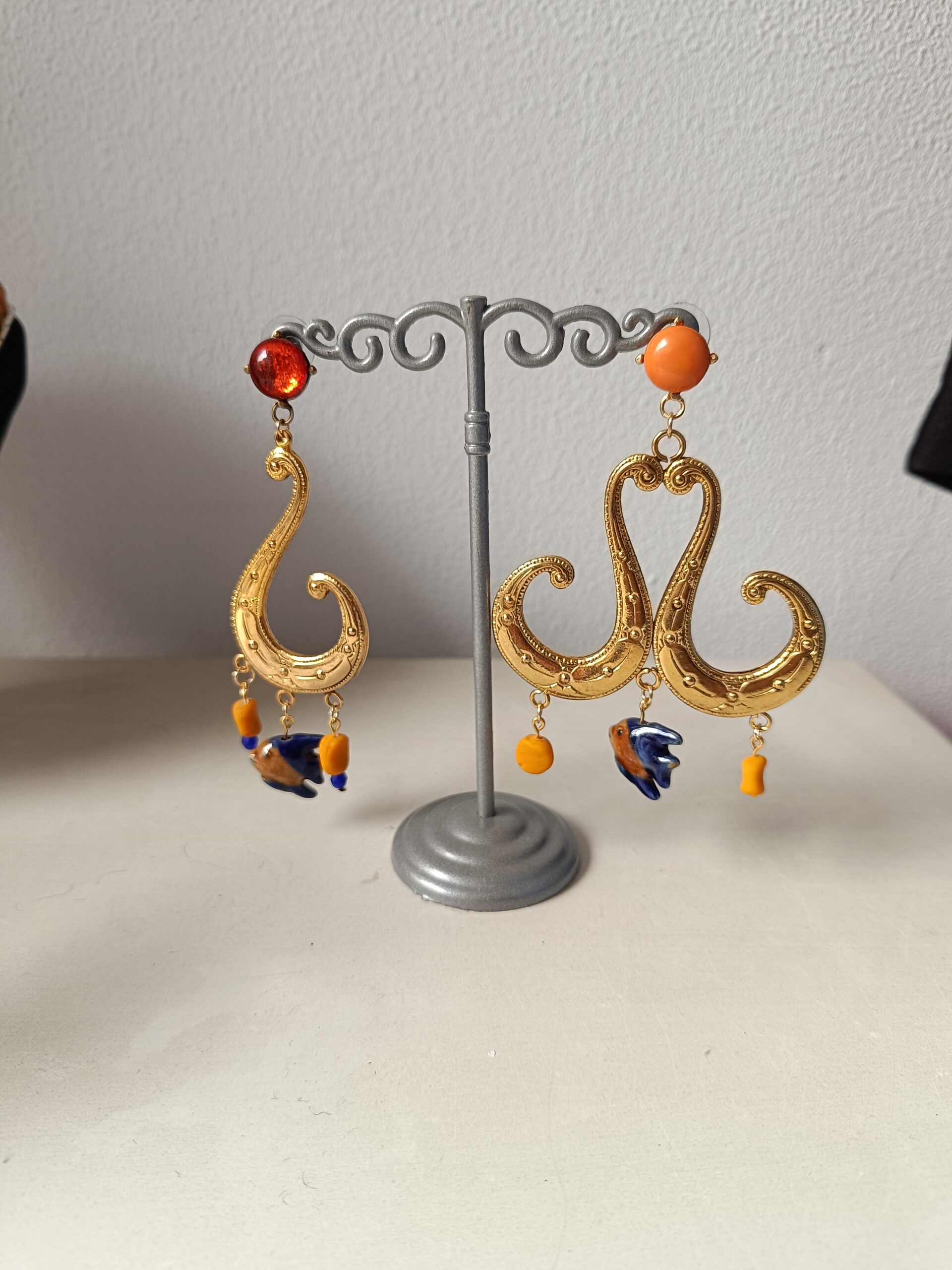 Boucles d’oreilles longues asymétriques – Création upcyclée