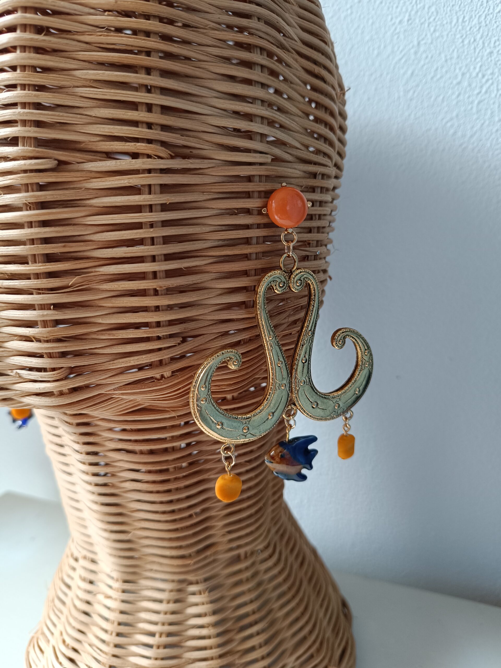 Boucles d’oreilles longues asymétriques – Création upcyclée