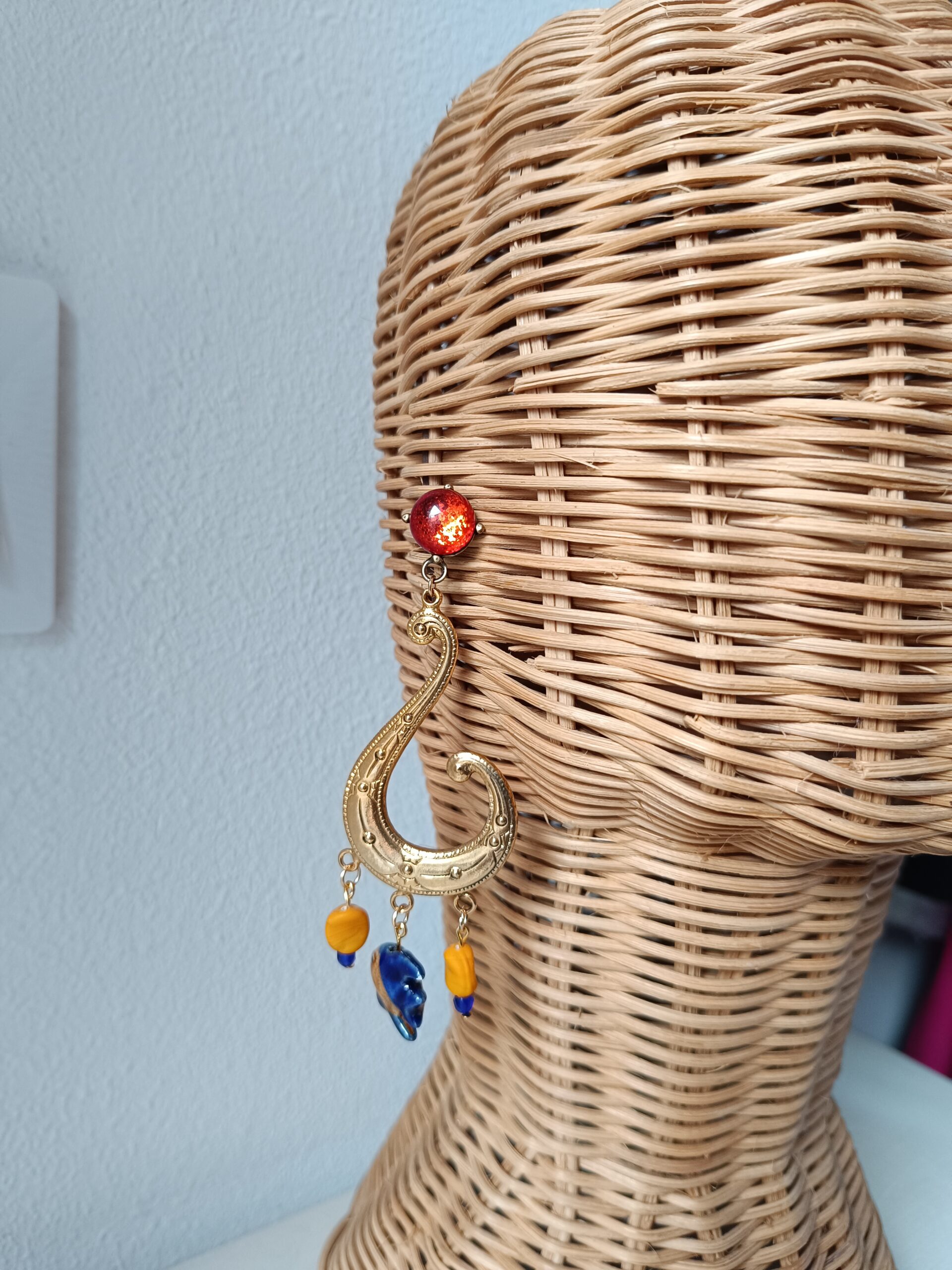 Boucles d’oreilles longues asymétriques – Création upcyclée