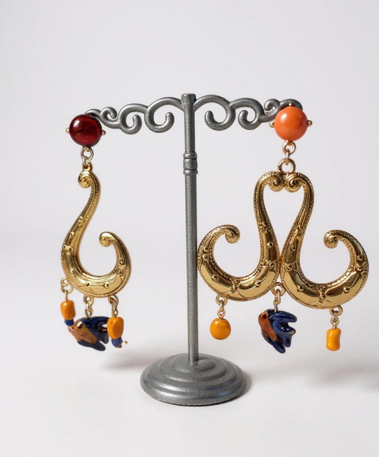 Boucles d’oreilles longues asymétriques – Création upcyclée