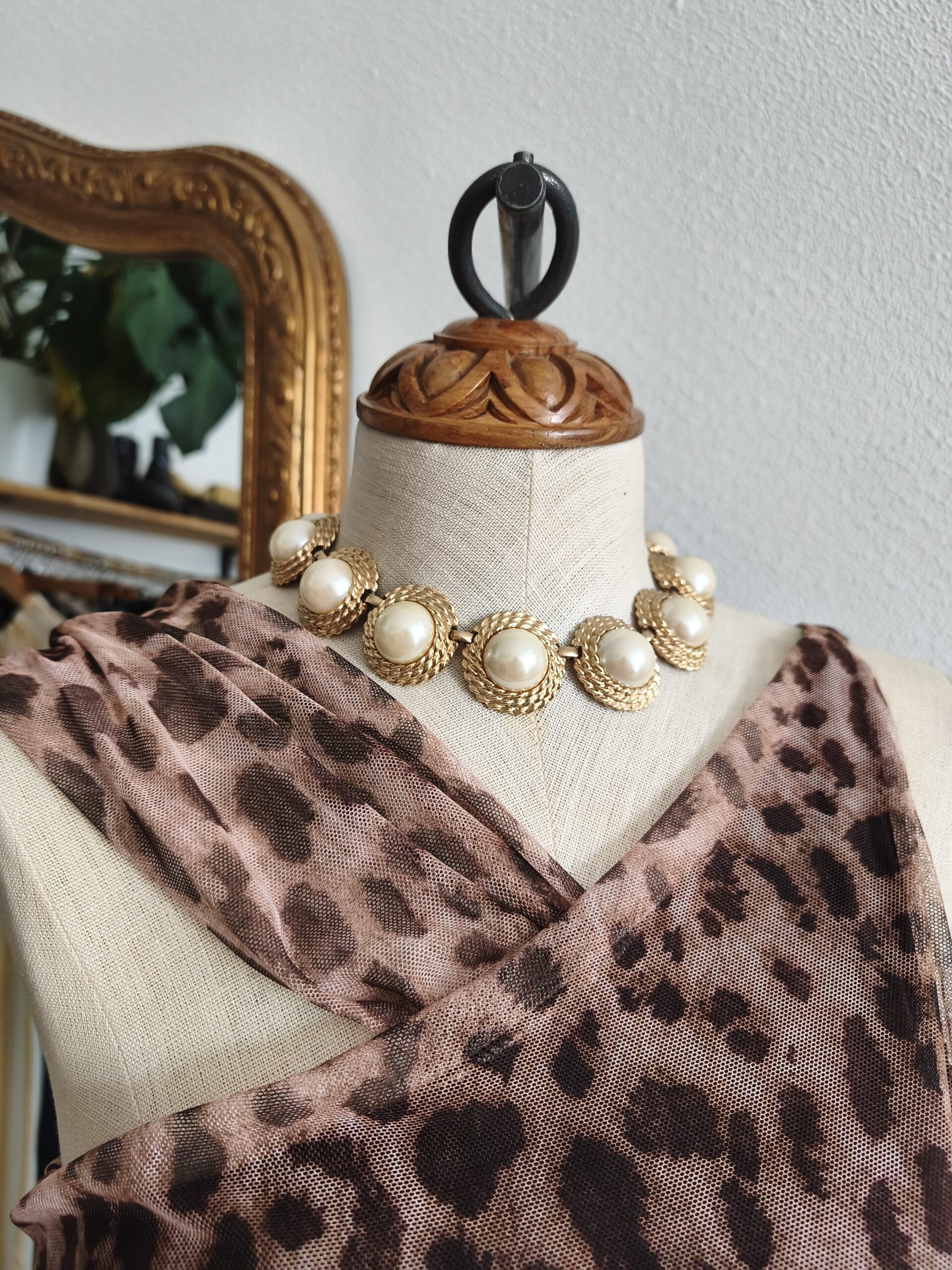 Collier vintage doré perles cabochon – longueur 42 cm Collier vintage doré perles cabochon – longueur 42 cm