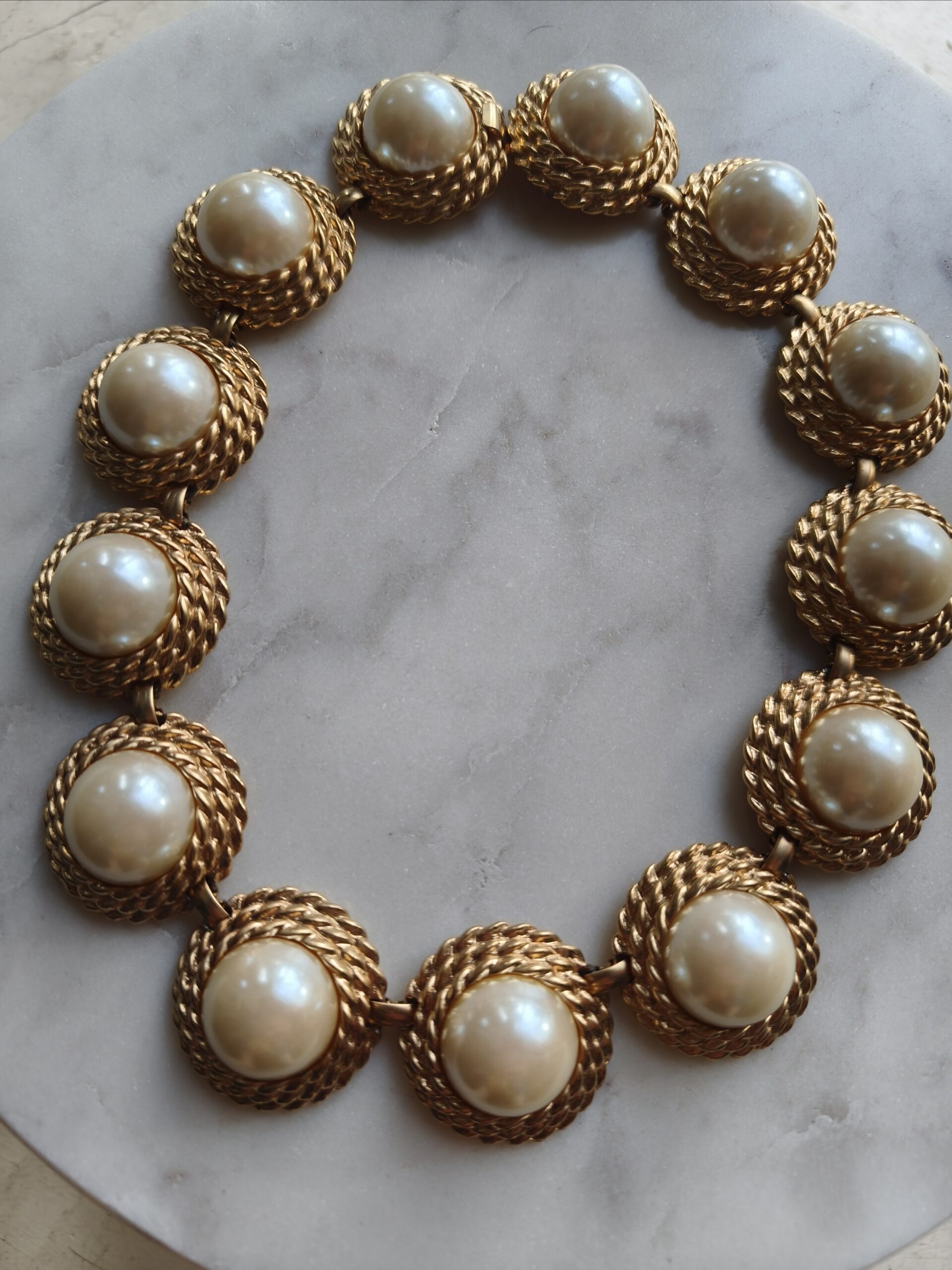 Collier vintage doré perles cabochon – longueur 42 cm Collier vintage doré perles cabochon – longueur 42 cm