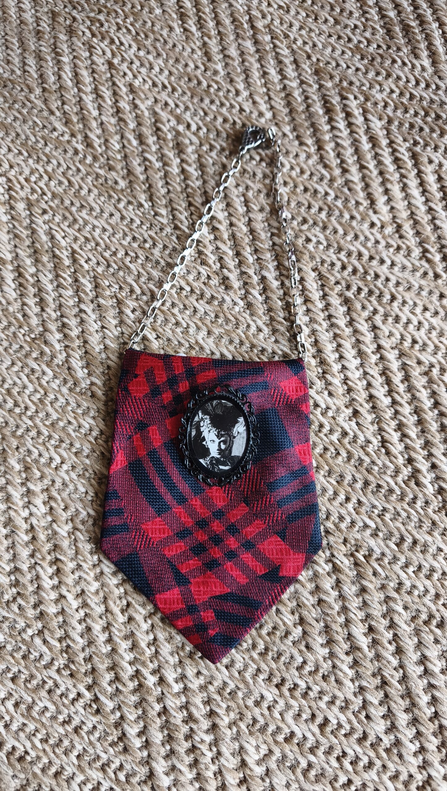 Collier cravate upcyclée en soie