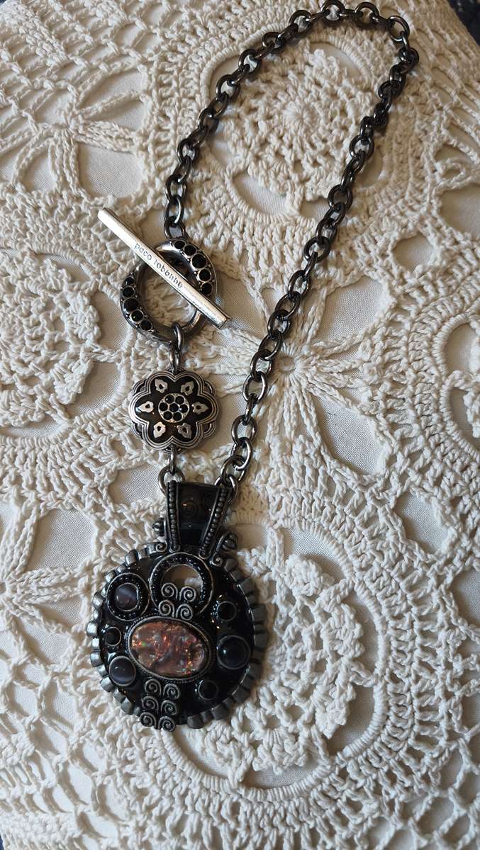 Collier Eclipse — Métamorphoses
