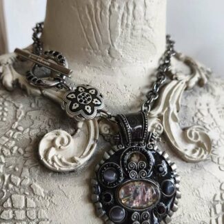 Collier Eclipse — Métamorphoses
