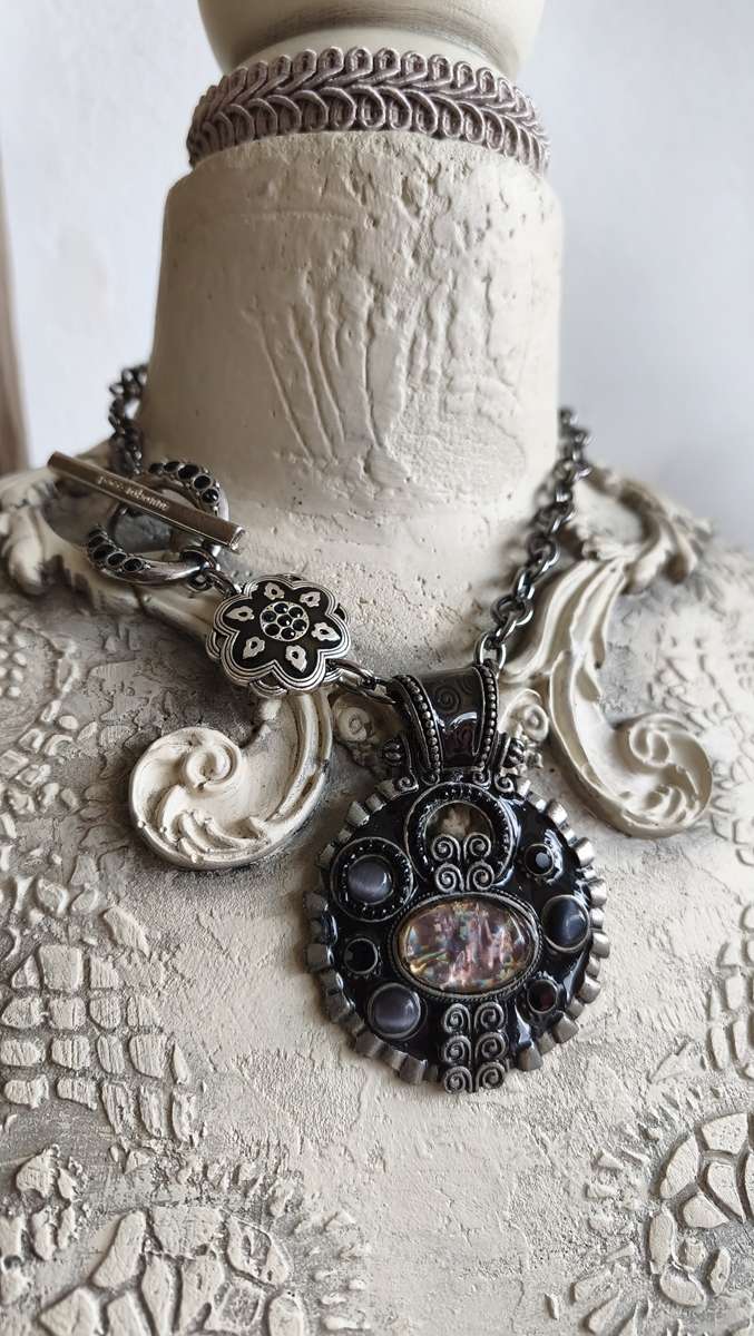 Collier Eclipse — Métamorphoses